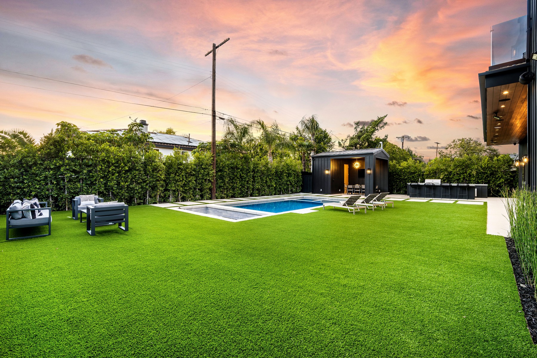 Cómo elegir el césped artificial según el uso: jardín, terraza o piscina